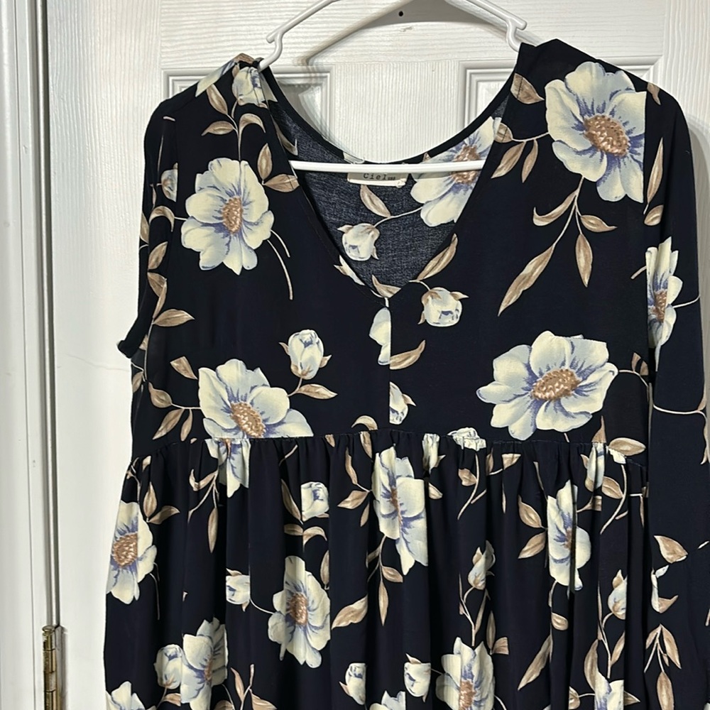 Women’s floral winter dress color medium (with pockets!)